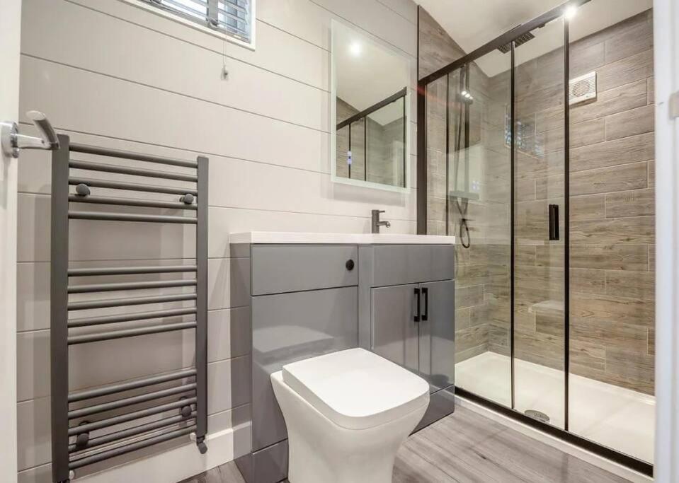 V28 - The Lookout With Hot Tub Villa Bangor  Exterior photo
