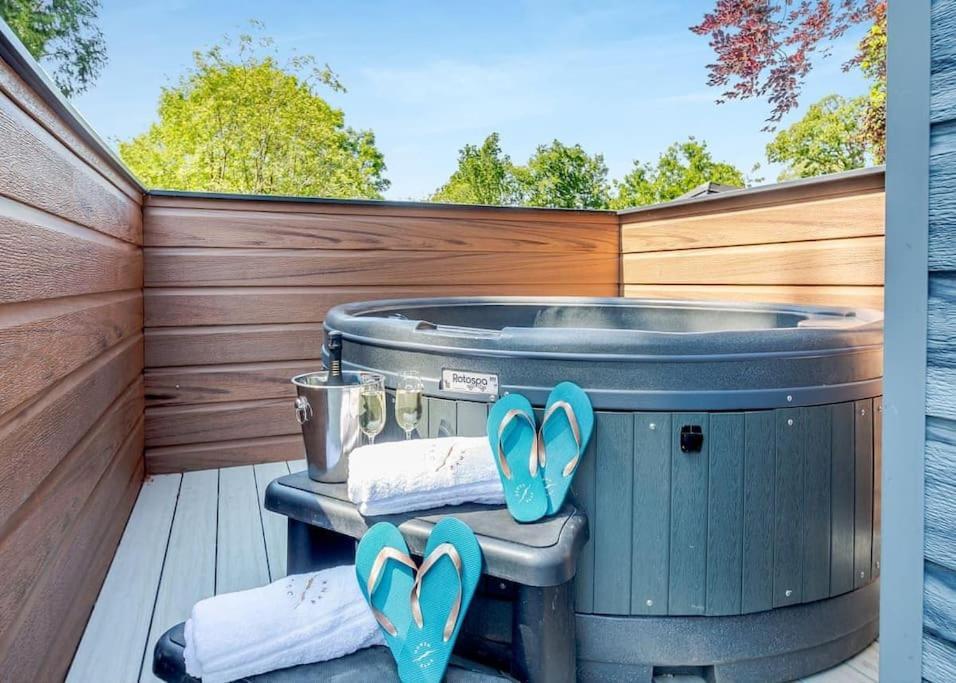 V28 - The Lookout With Hot Tub Villa Bangor  Exterior photo