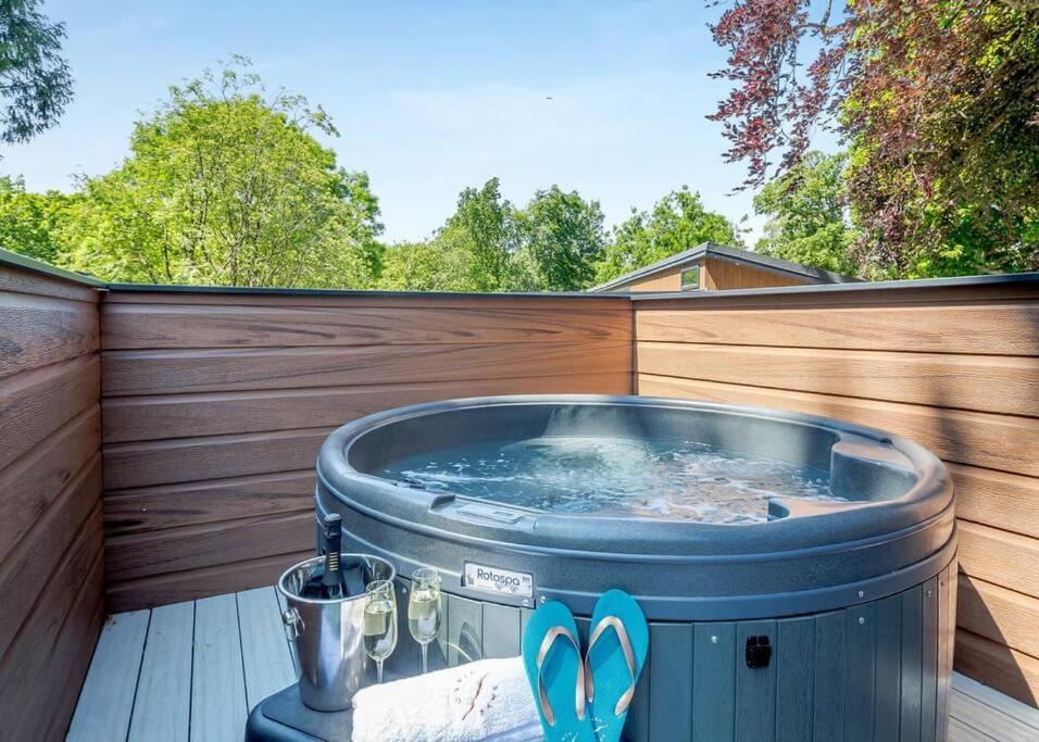 V28 - The Lookout With Hot Tub Villa Bangor  Exterior photo